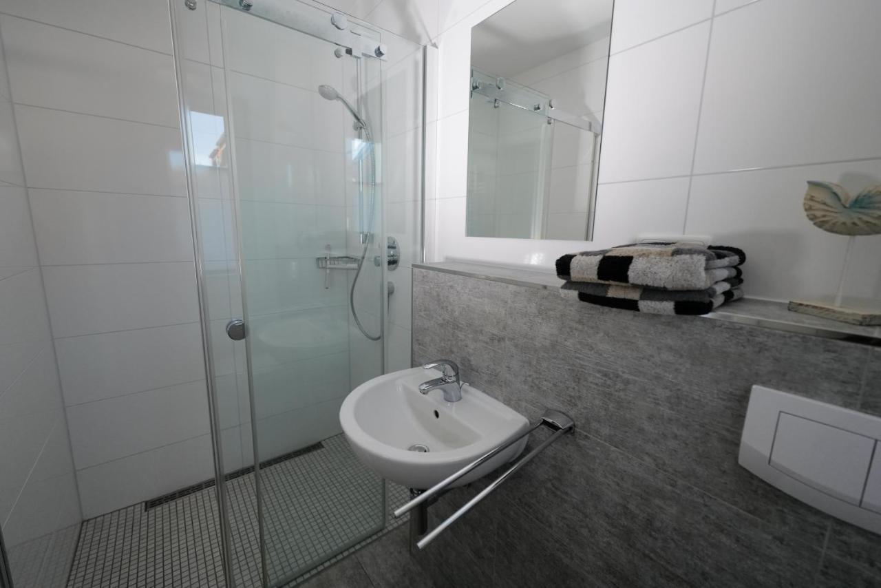 Ostseelagune Zingst, Exklusive Dhh, Strandnah, Sauna, Kamin, 3 Sz, 2 Baeder, Glasfaser, Haustierfrei, Garten Mit Suedterrasse, E-Ladesaeule, 2 Stellplaetze, Strandkorb, Fahrradschuppen, Waschmaschine, Trockner, Nichtraucher Dış mekan fotoğraf